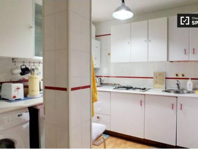 Habitación maravillosa con aire acondicionado en un apartamento de 4 dormitorios, Carabanchel