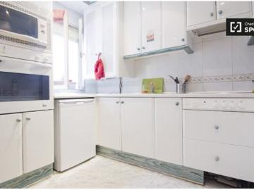 Habitación maravillosa con escritorio en el apartamento compartido, Puerta del Ángel