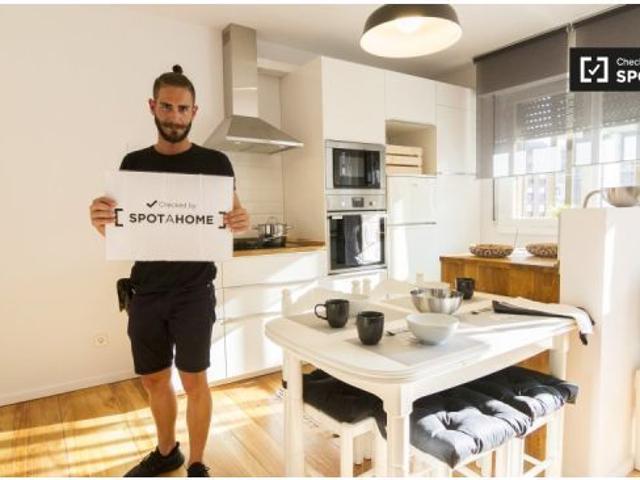 Habitación moderna en apartamento de 3 dormitorios en Begoña, Bilbao