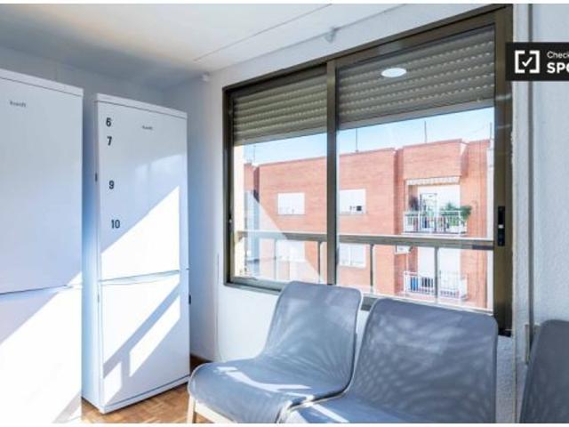 Habitación moderna en apartamento de 10 dormitorios en Algirós