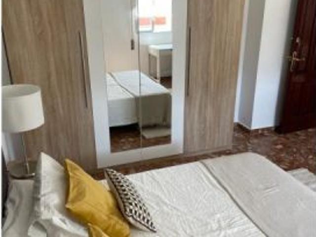 Habitación moderna en piso reformado con impresionantes vistas a la terraza en Málaga