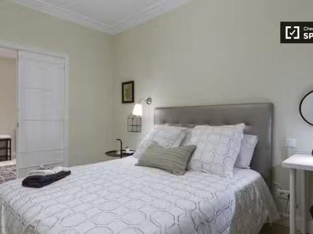 Habitación moderna en un apartamento de 8 dormitorios en Aband.