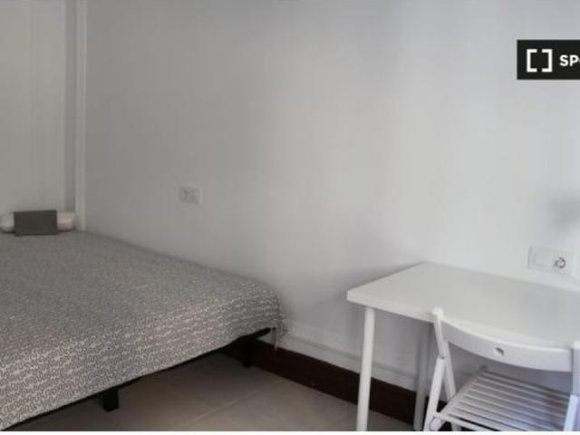 Habitación ordenada en alquiler en el apartamento de 6 dormitorios en El Born