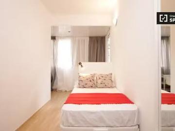 Habitación ordenada en un apartamento de 5 dormitorios en Les.