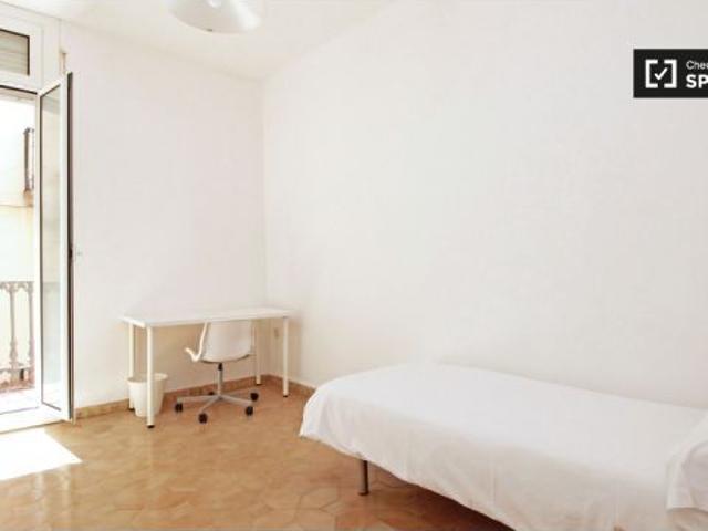 Habitación acogedora con balcón en un apartamento de 8 dormitorios, Barri Gòtic