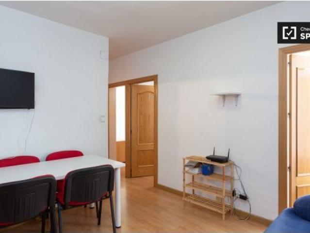 Habitación acogedora con escritorio en un apartamento de 4 dormitorios, Getafe