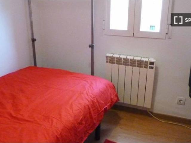 Habitación acogedora con escritorio en un apartamento de 4 dormitorios, Getafe