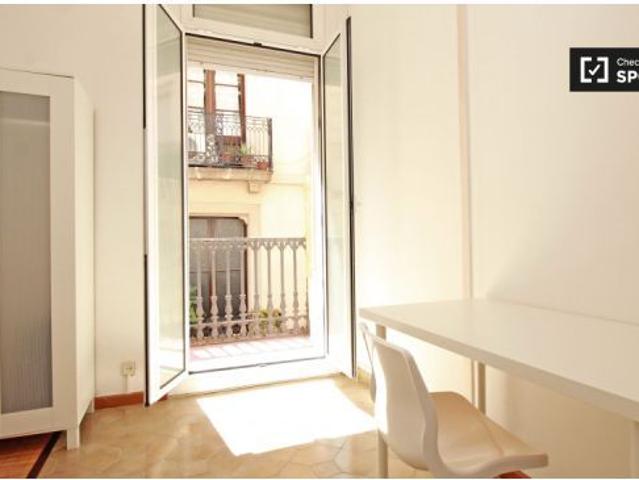 Habitación acogedora con escritorio en un apartamento de 8 dormitorios, Barri Gòtic