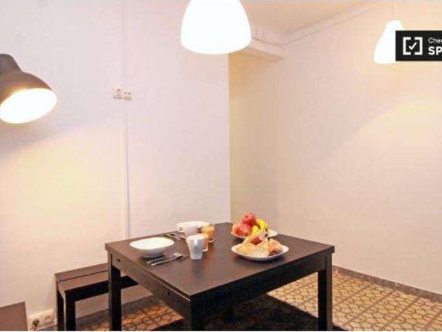 Habitación acogedora con llave independiente en un apartamento de 4 dormitorios, Poble Sec