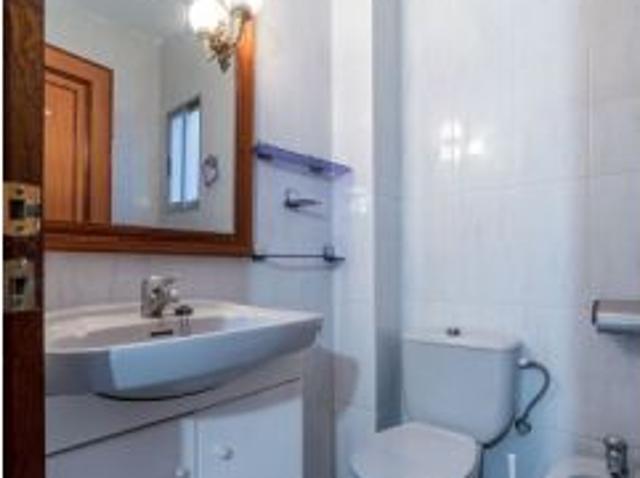 Habitación acogedora para parejas con cama doble en alquiler en un apartamento de 5 dormitorios en L