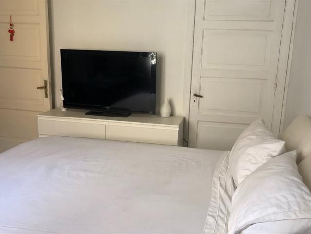Habitación amoblada en dpto con excelente conectividad