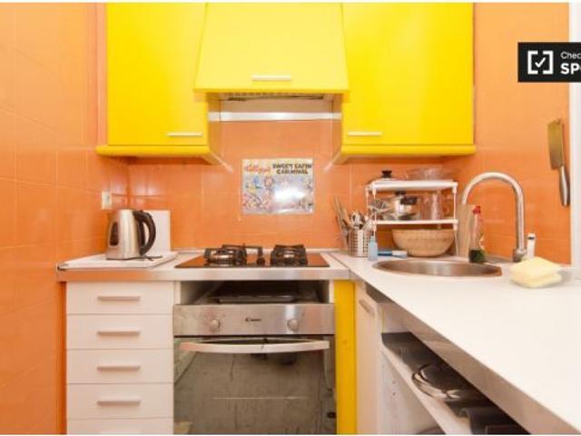 Habitación amueblada con cómoda en apartamento de 4 dormitorios, Retiro