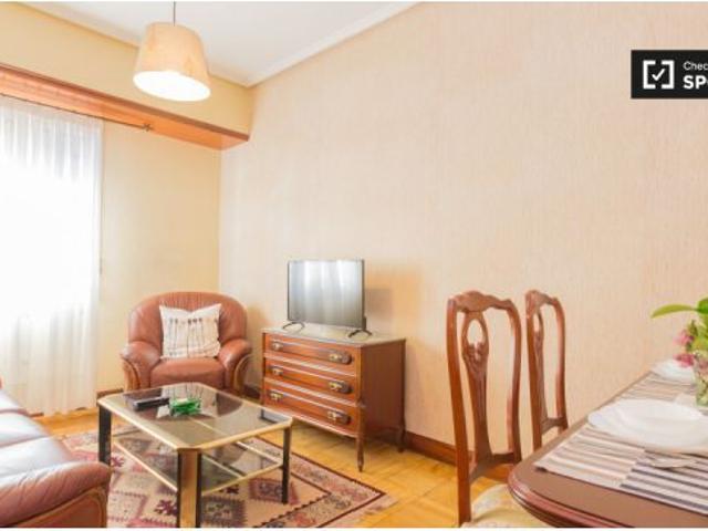 Habitación amueblada con cómoda en el apartamento de 3 dormitorios, Rekalde