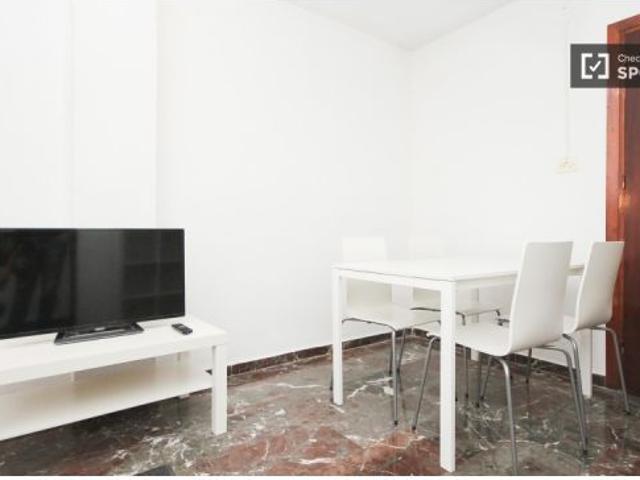 Habitación amueblada con amplio espacio de almacenamiento en piso compartido, Ronda