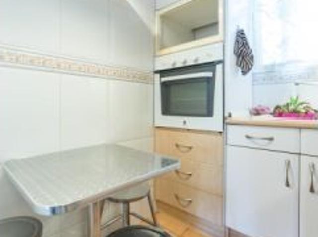 Habitación amueblada con escritorio en un apartamento de 4 dormitorios, L' Olivereta