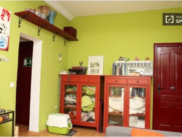 Habitación amueblada con llave independiente en el apartamento compartido, Triana