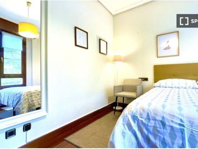 Habitación amueblada con televisión en el apartamento de 4 dormitorios, Abando