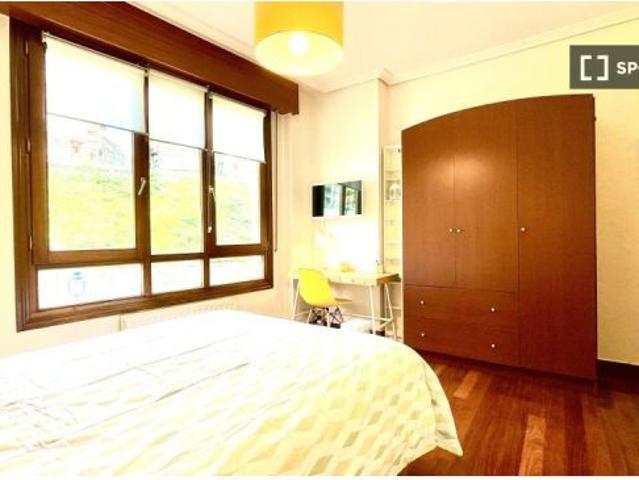 Habitación amueblada con televisión en el apartamento de 4 dormitorios, Abando