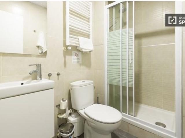 Habitación amueblada con televisión en piso compartido, Puerta del Sol