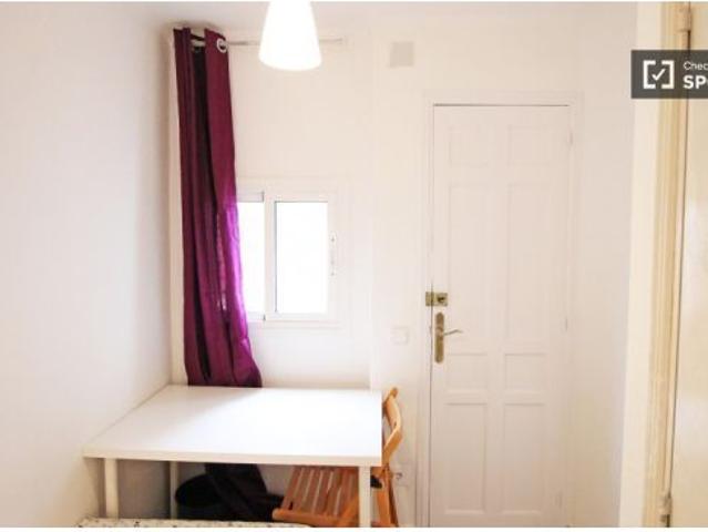 Habitación amueblada con ventana vista patio interior en piso compartido, Sants