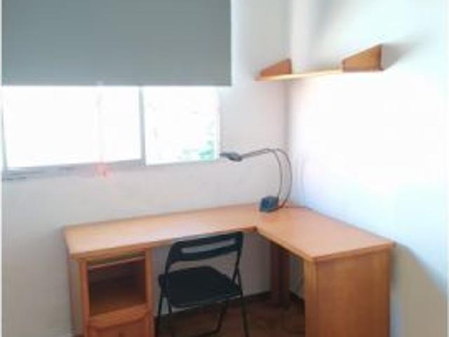 Habitación amueblada con ventana con vista a la calle en un apartamento de 5 dormitorios, Extramurs