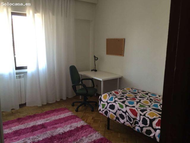 Habitación amueblada con ventana con vista a la calle en piso compartido, Pozuelo de Alarcón