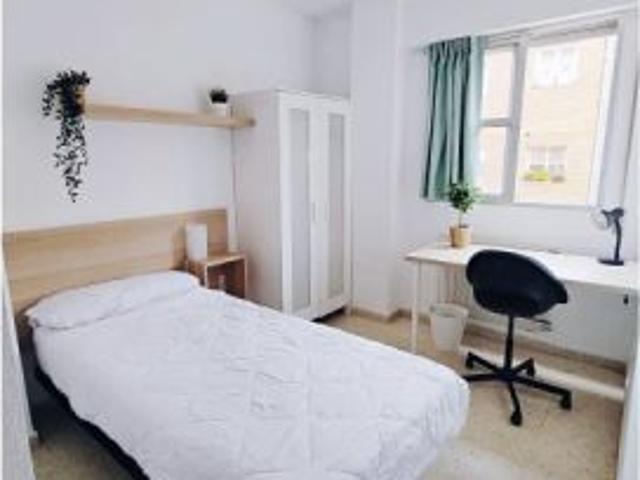 Habitación amueblada con ventana con vistas a la calle en un apartamento de 5 dormitorios, Puente de