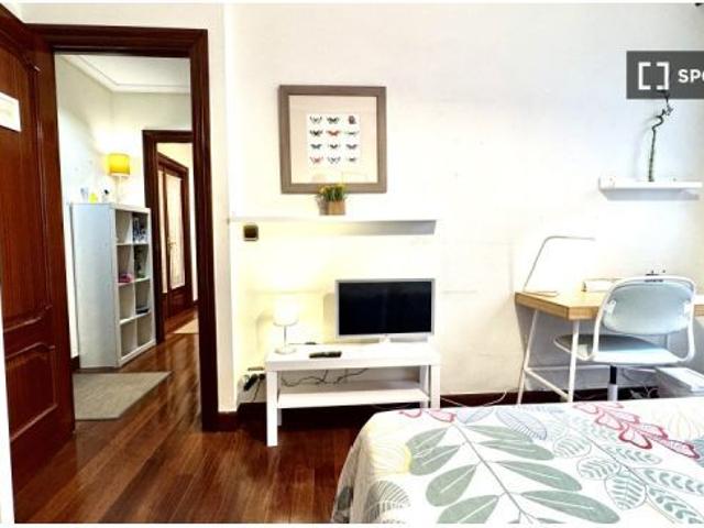 Habitación amueblada en un apartamento de 4 dormitorios, Abando