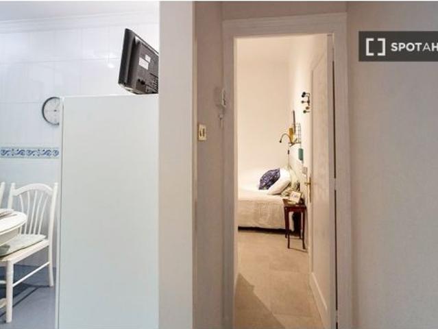 Habitación amueblada en un apartamento de 7 dormitorios en Indautxu