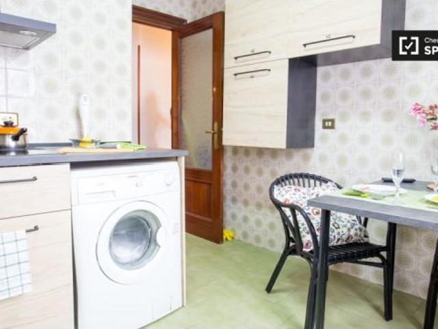 Habitación amueblada en un apartamento de 3 dormitorios en Rekalde