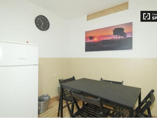 Habitación amueblada en apartamento de 4 dormitorios en el raval