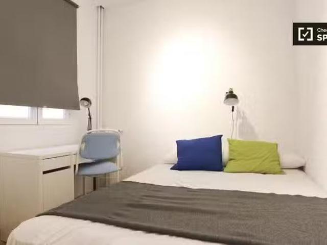 Habitación amueblada en apartamento de 6 dormitorios en Retiro.