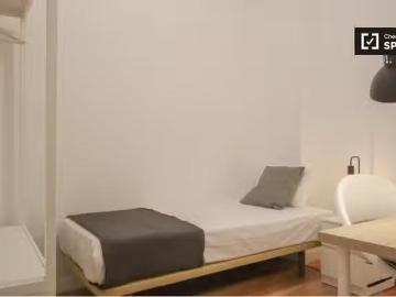 Habitación amueblada en apartamento de 7 dormitorios en Centro.