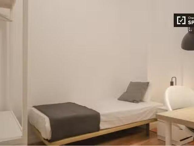 Habitación amueblada en apartamento de 7 dormitorios en Centro.