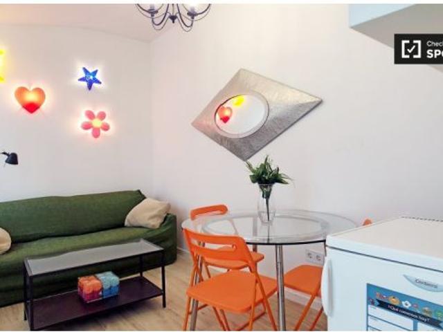 Habitación amueblada en apartamento de 7 dormitorios en Puerta del Ángel
