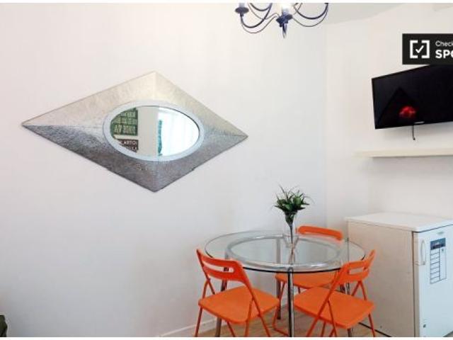 Habitación amueblada en apartamento de 7 dormitorios en Puerta del Ángel
