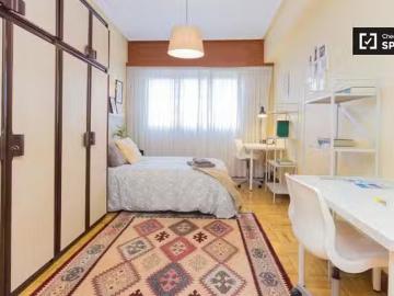 Habitación amueblada en apartamento de 3 dormitorios en Rekald.