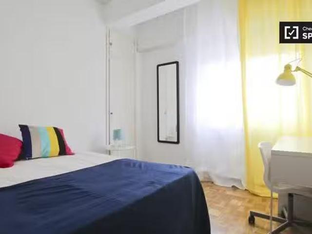 Habitación amueblada en piso de 7 habitaciones cerca de Plaza.