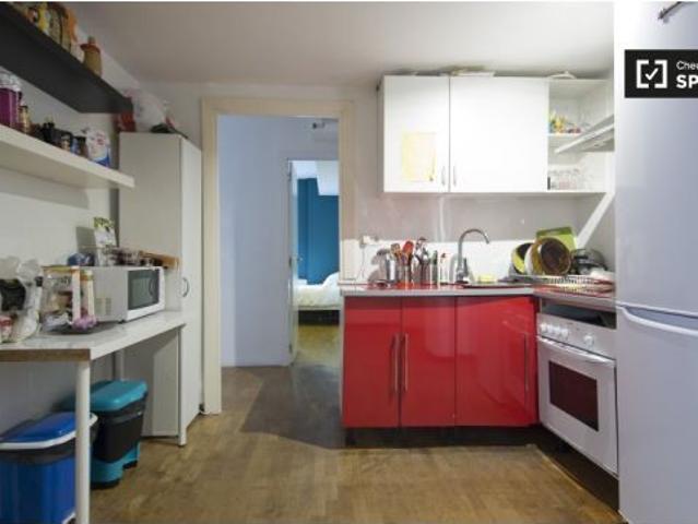 Habitación animada con escritorio en un apartamento de 6 habitaciones, Chueca