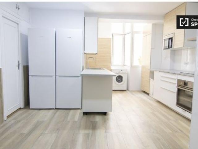 Habitación bien amueblada con balcón para alquilar en un apartamento de 7 dormitorios en Prosperidad