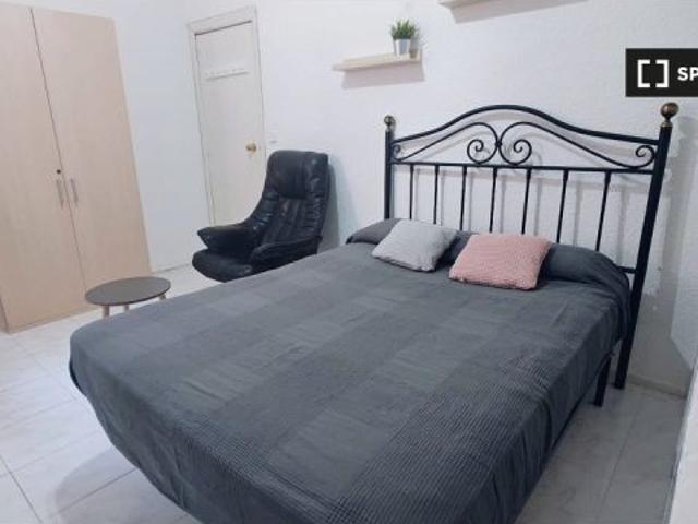 Habitación bien amueblada en alquiler en apartamento de 3 dormitorios en Lucero