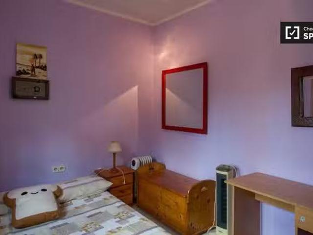 Habitación colorida en apartamento de 4 dormitorios en Horta G.