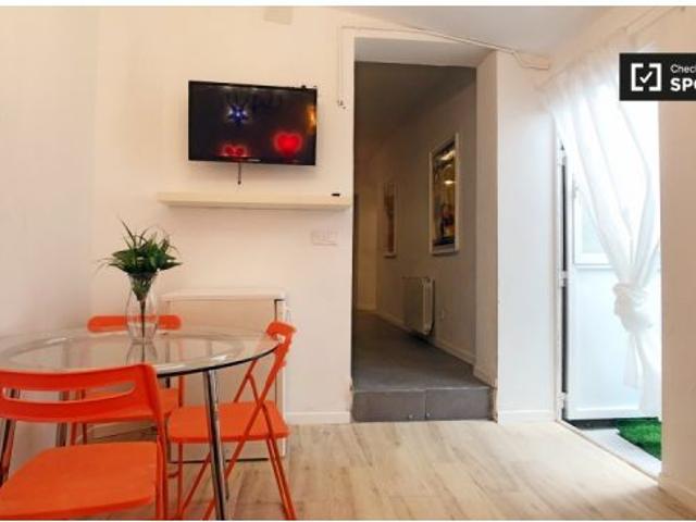 Habitación colorida en apartamento de 7 dormitorios en Puerta del Ángel