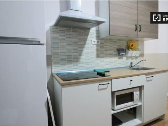 Habitación cómoda en alquiler en el apartamento de 6 dormitorios en El Raval