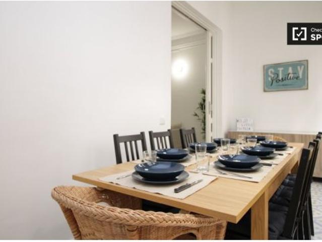 Habitación compacta en un apartamento de 9 habitaciones en L' Eixample