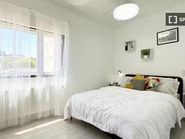 Habitación compartida de 5 habitaciones en Valverde, Madrid