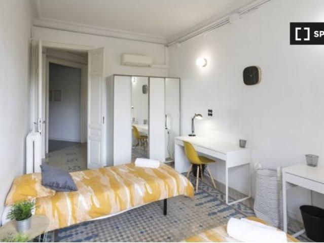 Habitación compartida luminosa en apartamento de 9 dormitorios en l' Eixample
