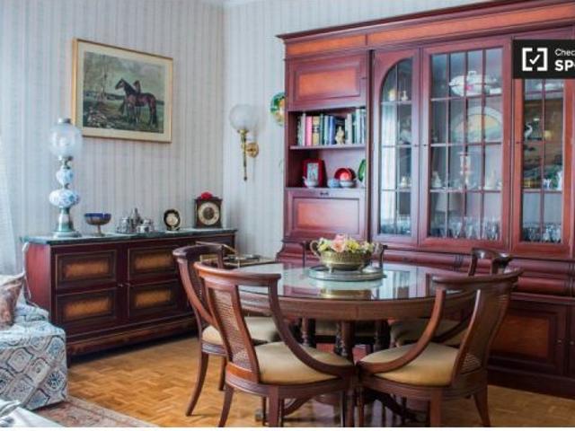 Habitación con un gran armario en un apartamento de 4 dormitorios en L´Esquerra de l’Eixample