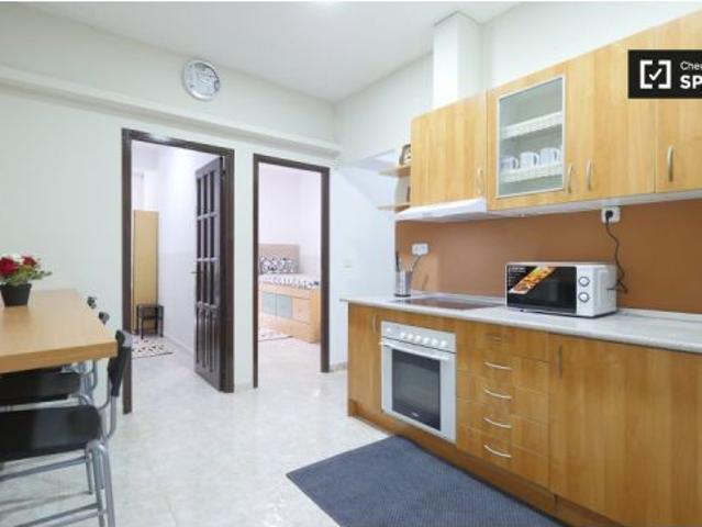 Habitación con balcón en apartamento de 4 dormitorios en Sant Martí, Barcelona