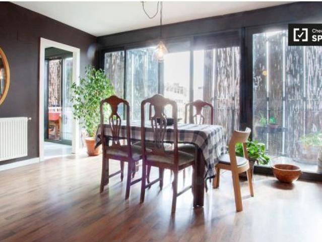 Habitación con balcón en un apartamento de 4 dormitorios en Aluche, Madrid